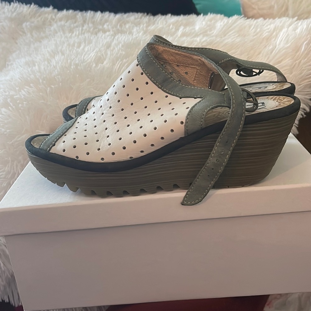 Woman's footwear